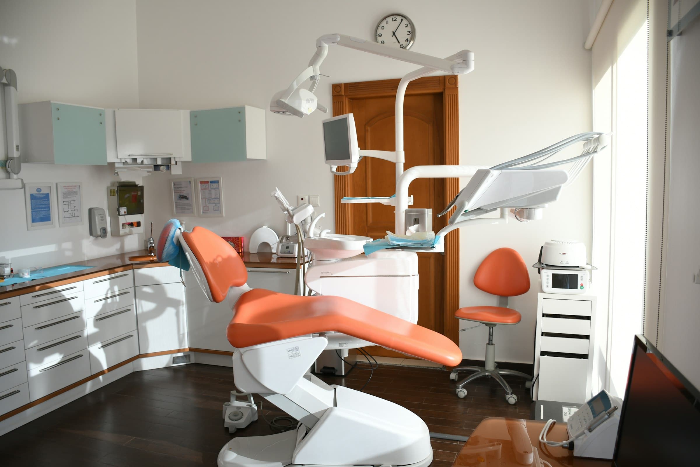 Sillón dental preparado en la sala de tratamiento