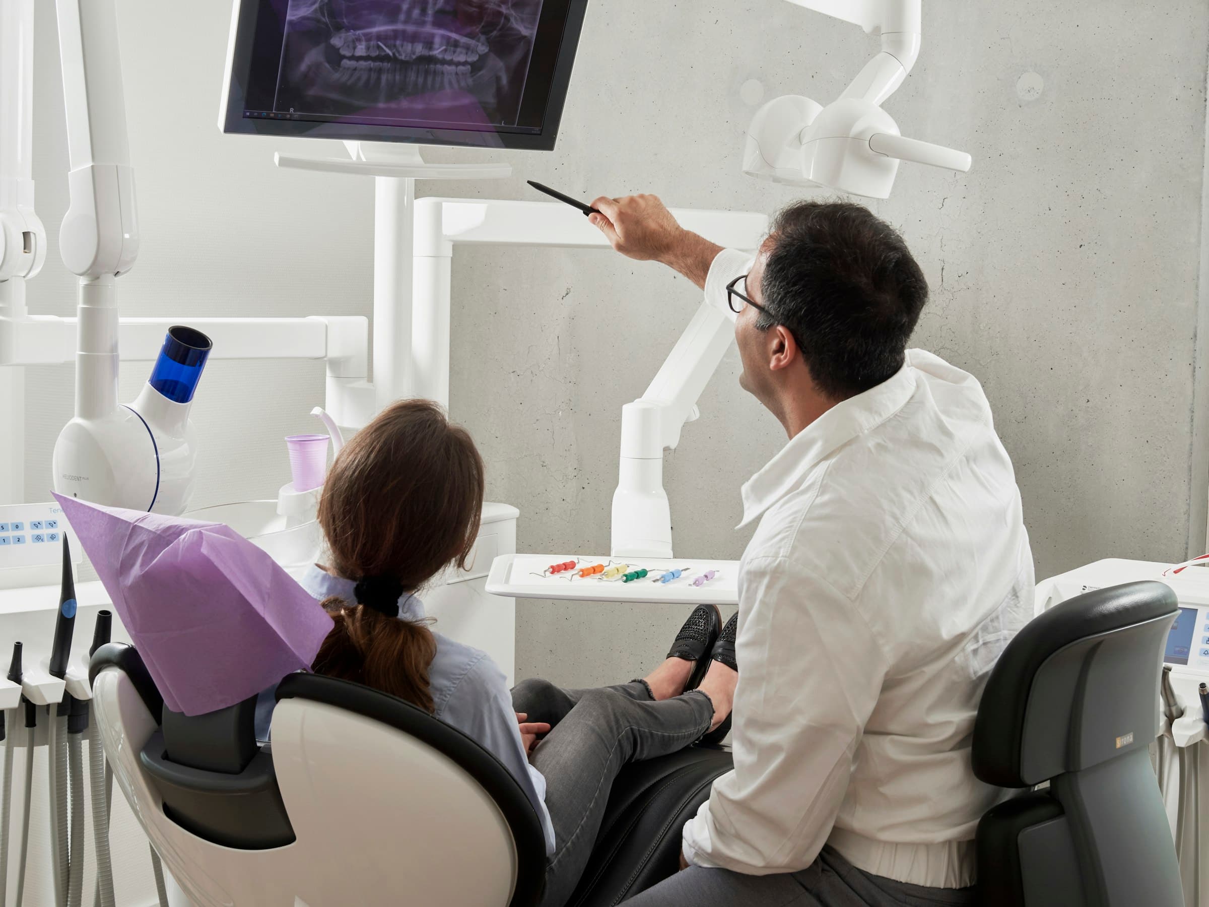 Odontólogo revisando una radiografía