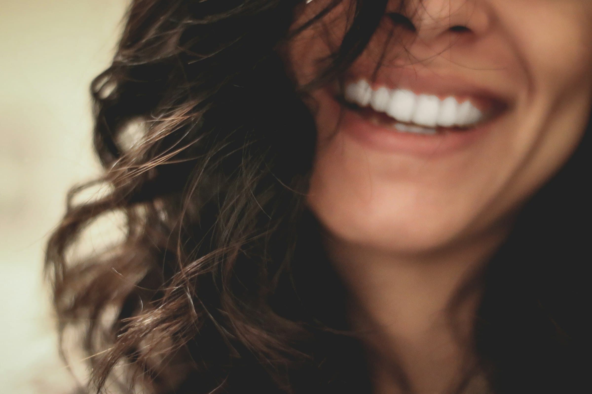 Paciente sonriendo tras una revisión en Denimplant